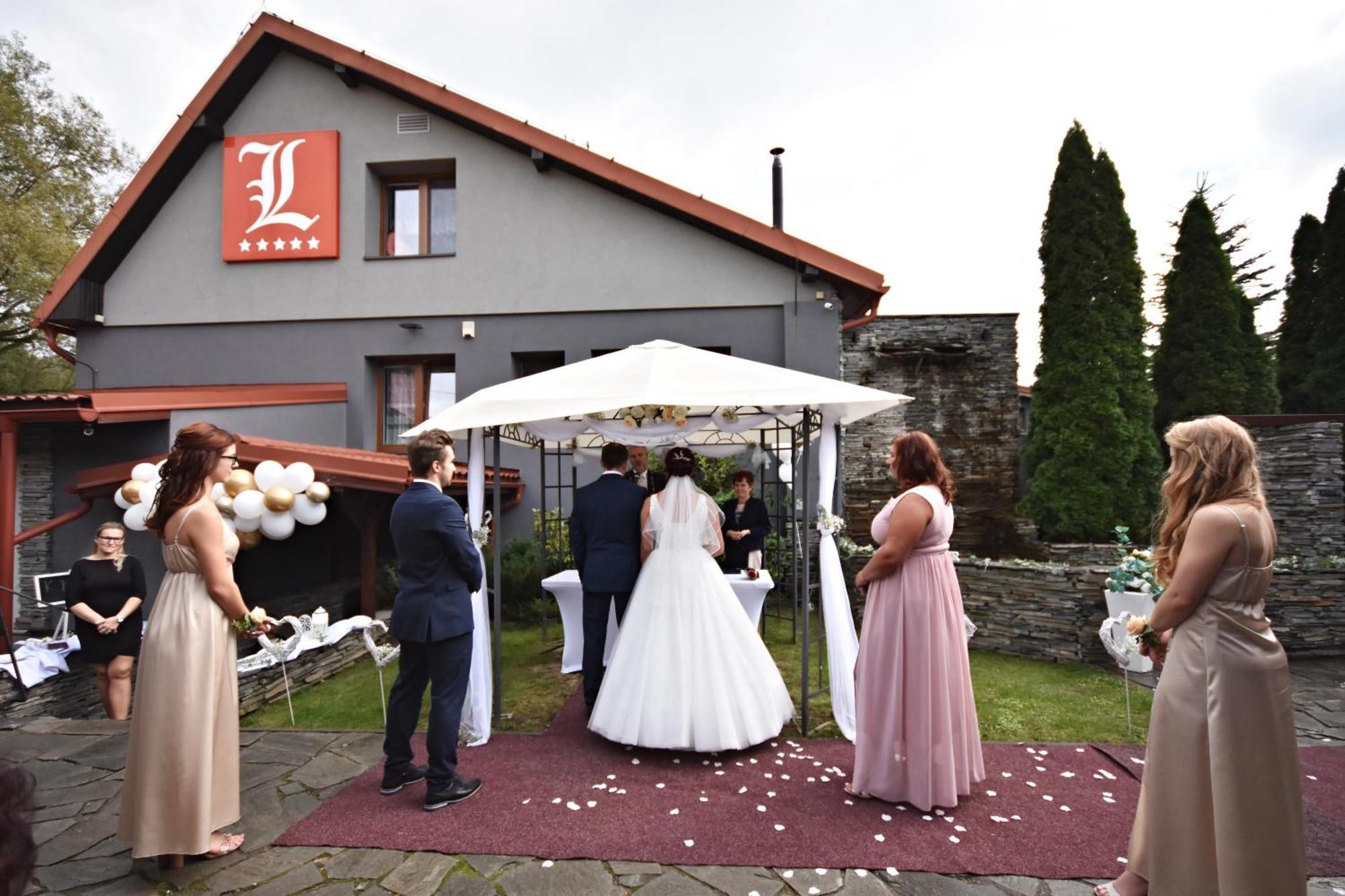 Restaurace A Penzion Lutena Dolni Lutyne Dış mekan fotoğraf